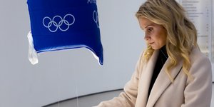 Η Δώρα Τσαμπάζη αφήνει το μετάλλιο του Αλέξανδρου Νικολαϊδη στο Ολυμπιακό Μουσείο της Αθήνας