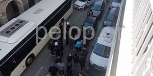 Η στιγμή που αστυνομικοί επεμβαίνουν σε επεισόδιο μεταξύ ζευγαριού στην Πάτρα