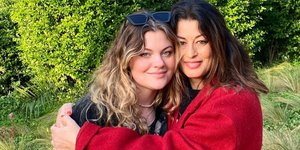 H Δωροθέα Μερκούρη αγκαλιά με την κόρη της, Ηλέκτρα