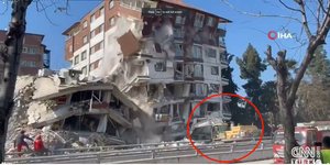 κτήριο καταρρέει πάνω σε εκσκαφέα στην Τουρκία-Φωτογραφία CNN Turk
