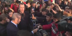 Ο Ερντογάν μοιράζει χρήματα σε παιδιά στις πληγείσες από τον σεισμό περιοχές