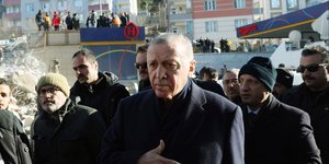 Ο Ταγίπ Ερντογάν σε περιοχή της Τουρκίας που χτύπησε ο σεισμός