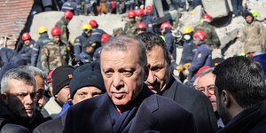 Ο Ταγίπ Ερντογάν στα ερείπια