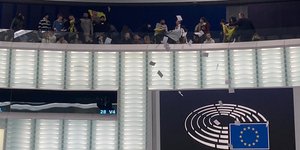 Κούρδοι πέταξαν τρικάκια στην ολομέλεια του Ευρωκοινοβουλίου 