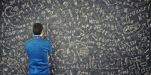 Άνδρας προσπαθεί λύσει πρόβλημα πίνακα