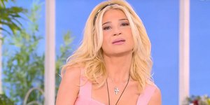 Η στιγμή που η Φαίη Σκορδά σαστίζει προσωρινά κατά τη διάρκεια της εκπομπής της