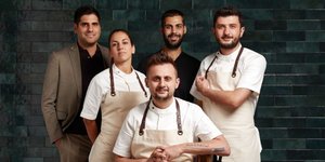 Ο σεφ Φατίχ Τουτάκ με την ομάδα του