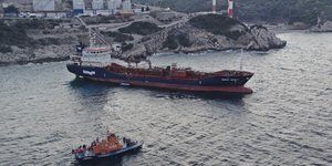 Φωτιά σε δεξαμενόπλοιο στη Σάμο