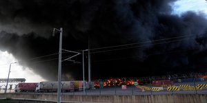 Πυκνοί καπνοί από φωτιά σε λιμάνι της Τουρκίας