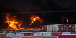 Φωτογραφία από τη χθεσινή φωτιά στο λιμάνι του Ισκεντερούν στην Τουρκία/ AP Photos