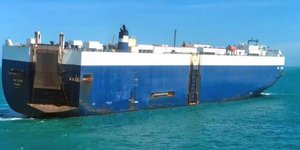 Φωτιά σε πλοίο μεταφοράς αυτοκινήτων