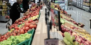 Φρούτα σε πάγκο σούπερ μάρκετ