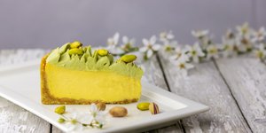 Λαχταριστό κομμάτι cheesecake με φιστίκι και μάνγκο
