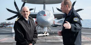 Ο αρχηγός ΓΕΝ, αντιναύαρχος Ιωάννης Δρυμούσης, στο «Σαρλ ντε Γκωλ»/ Φωτογραφία: Πολεμικό Ναυτικό