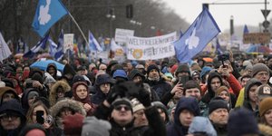 Γερμανία: 10.000 άνθρωποι διαδήλωσαν κατά της αποστολής όπλων στην Ουκρανία και υπέρ του διαλόγου με τη Ρωσία