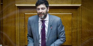 Νικόλας Γιατρομανωλάκης μοβ γραβάτα