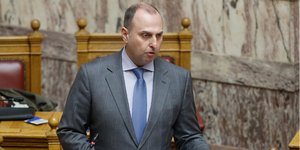 Ο υφυπουργός Υποδομών και Μεταφορών, Γιώργος Καραγιάννης, στη Βουλή