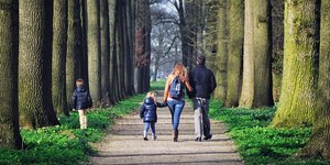 Γονείς με τα παιδιά τους κάνουν βόλτα σε πάρκο στην Ολλανδία