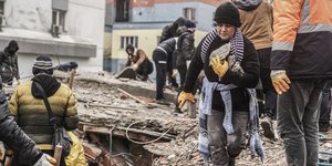 Μάχη για να βρεθούν επιζώντες
