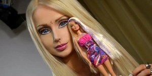 Η Lukyanova κρατά μια κούκλα Barbie