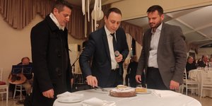 Ο Νίκος Ανδρίτσος κόβει την πίτα σε εκδήλωση της Ορεινής Ναυπακτίας