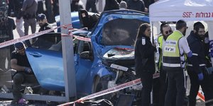 Ισραηλινοί αστυνομικοί και διασώστες στο σημείο της επίθεσης στην ανατολική Ιερουσαλήμ