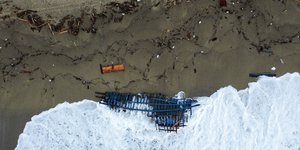 Αυξάνεται διαρκώς ο απολογισμός των νεκρών μεταναστών από το ναυάγιο στην Ιταλία