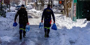 Πυροσβέστες εν μέσω της κακοκαιρία «Μπάρμπαρα»