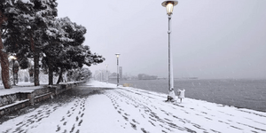 Έντονη χιονόπτωση στον Βόλο έφερε η κακοκαιρία «Μπάρμπαρα»