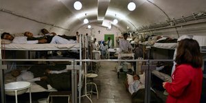 Ανθρωποι σε κρεβάτια μέσα σε καταφύγιο