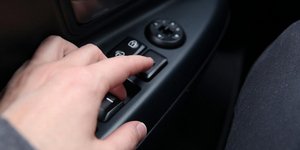 Διακόπτης για τα παράθυρα στο αυτοκίνητο