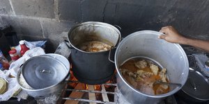Κατσαρόλες με φαγητό σε φτωχικό σπίτι στην Κολομβία