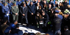 Η μνηστή του Ευστάθιου Τσιτλακίδη καταρρέει στην ταφή του αγαπημένου της