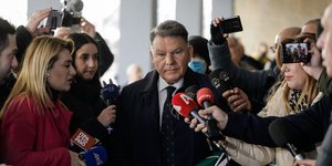 Ο Αλέξης Κούγιας κάνει δηλώσεις στις κάμερες
