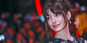Η Αnne Hathaway στο κόκκινο χαλί του Βερολίνου