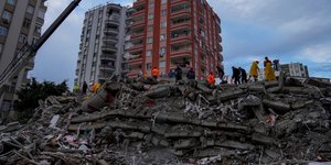 Διασώστες σε συντρίμμια κτιρίου στην Τουρκία