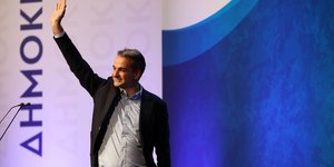 Ο Κυριάκος Μητσοτάκης χαιρετάει το κοινό