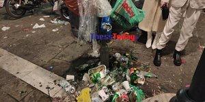 «Βομβαρδισμένο» τοπίο τα Λαδάδικα το βράδυ της Τσικνοπέμπτης