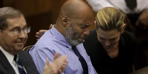 Δάκρυα συγκίνησης για τον Λαμάρ Τζόνσον που αθωώθηκε μετά από 28 χρόνια για φόνο που δεν είχε διαπράξε