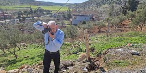 O Ευθύμης Λέκκας φωτογραφίζει το έδαφος στη Τουρκία