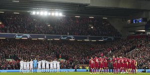 Λίβερπουλ και Ρεάλ Μαδρίτης πριν τη σέντρα του μεταξύ τους αγώνα για τους «16» του Champions League