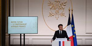 Εμανουέλ Μακρόν σημαιες