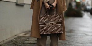 γυναίκα με τσάντα 