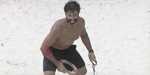 Ο Σπύρος Μαρτίκας σε προσπάθεια στο αγώνισμα για το έπαθλο επικοινωνίας στο Survivor All Star