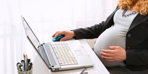 Έγκυος μπροστά σε laptop