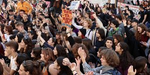 ΜΑθητική συναυλία υπέρ των καλλιτεχνών έξω από το Εθνικό Θέατρο/ Φωτογραφία: INTIME