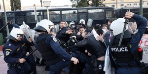 Ένταση έξω από το Μέγαρο Μουσικής μεταξύ αστυνομικών δυνάμεων και εκπαιδευτικών