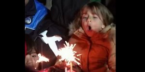 Μικρούλα στην Τουρκία σβήνει κεράκια σε πάρτι-έκπληξη μέσα σε καταυλισμό σεισμόπληκτων