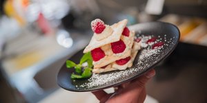 Λαχταριστό κομμάτι μιλφέιγ με μούρα, φράουλες και κρέμα Βαυαρίας