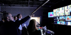 O πρωθυπουργός στην ΕΡΤ